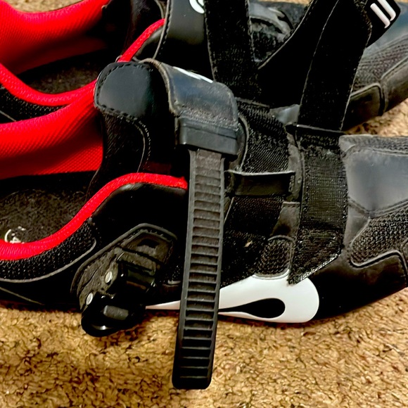 Peloton Cycling Shoes - Picture 1 of 3